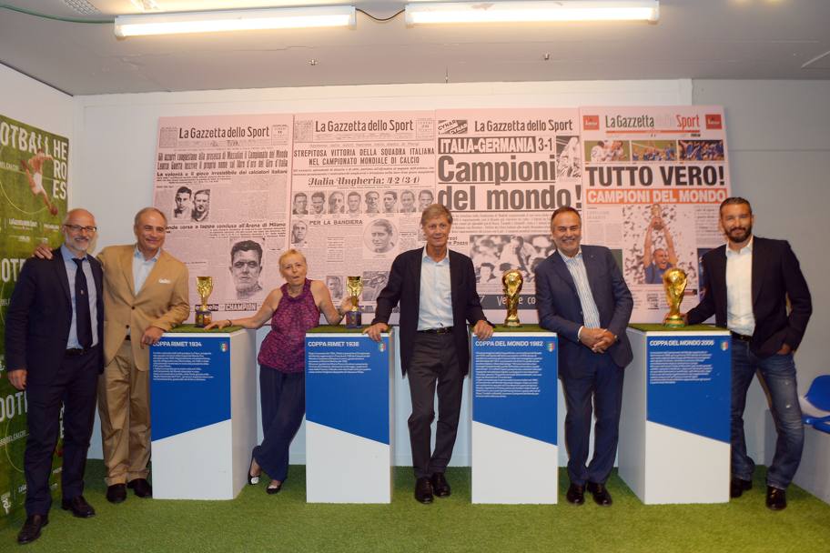 Il 9 luglio 2006, esattamente nove anni fa, l&#39;Italia alzava al cielo di Berlino la sua quarta Coppa del mondo. Oggi quel trofeo, insieme agli altri tre che hanno fatto la storia della nostra Nazionale, ha brillato a Football Heroes, la mostra organizzata da “Associazione Italiana Calciatori” e “La Gazzetta dello Sport” in Piazza San Babila. Fotoservizio Bozzani